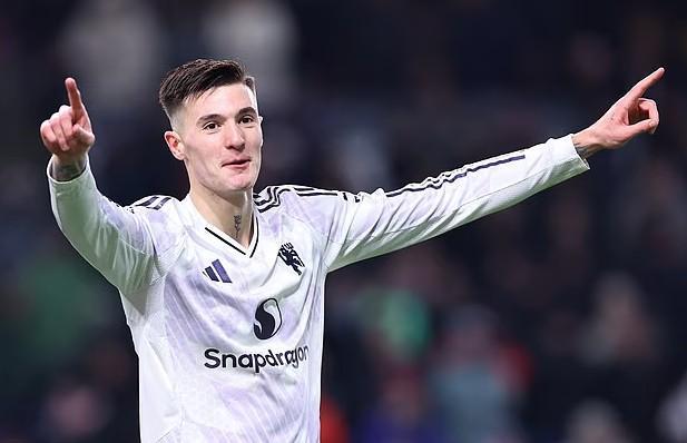 半岛体育APP-费迪南德：卡里克会让谢什科受益，他理解前锋真正需要什么