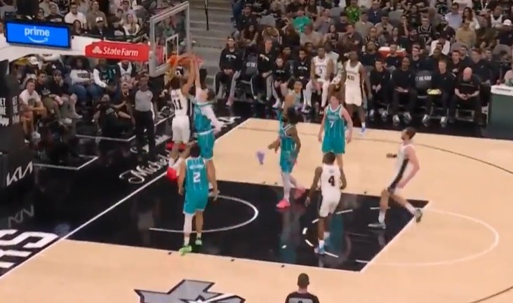 半岛体育-不愧是参加过扣篮大赛的！卡特·布莱恩特空切隔扣卡尔克布伦纳！